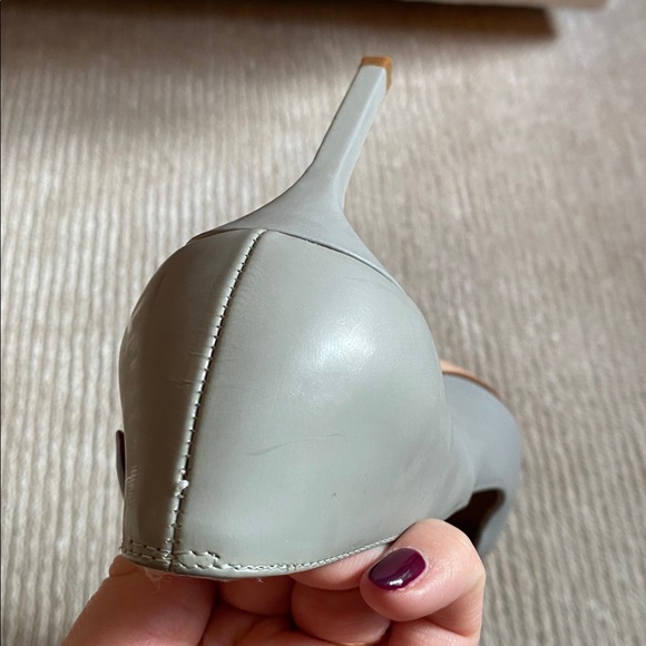 Manolo Blahnik Gray Patent Leather Pointed Pumps Closed Toe Heels Size 7.5 - Picture 9 of 16